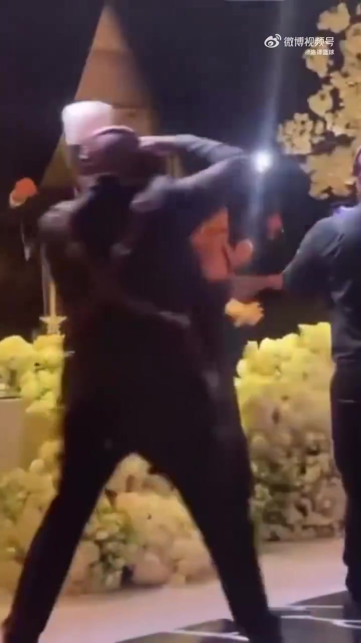 塔圖姆的腳傷看來恢復得很不錯啊在比爾的婚禮上都可以跳舞了