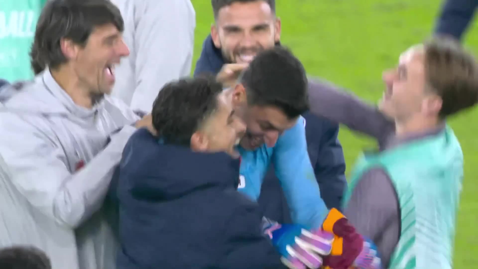 歷史第一人里爾門將一個點球撲出3次賽后全隊找他慶祝