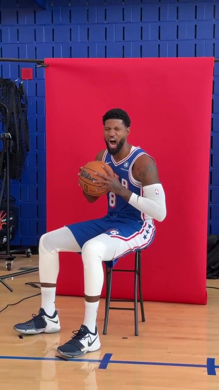 新賽季能回暖嗎喬治出席76人媒體日拿球怒吼擺造型