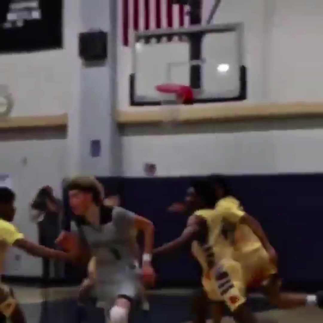 天賦盡顯鮑爾高中時(shí)在五人包圍網(wǎng)中命中三分