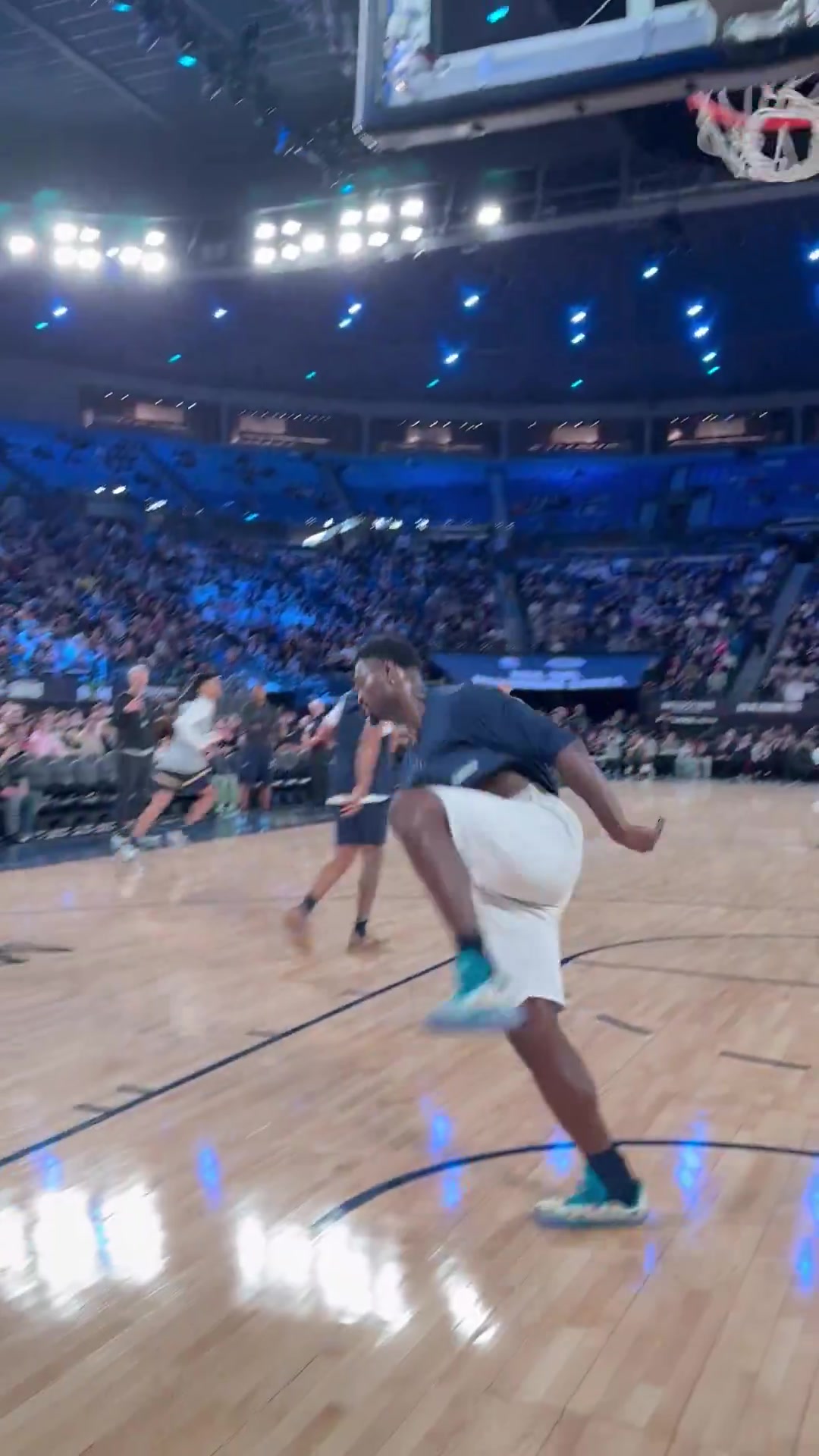 害擱那扣籃錫安訓(xùn)練中輕松360度暴扣暴瘦后確實輕盈多了