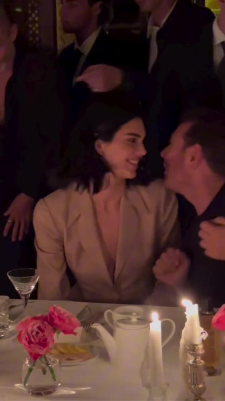 布克看了會(huì)后悔嗎詹娜性感穿著與男性友人親密交談