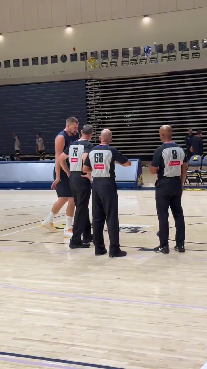 掘金邀請了NBA主裁來吹罰隊內(nèi)訓(xùn)練約基奇與其進(jìn)行了一番交涉