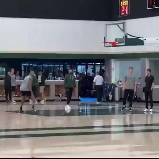 庫(kù)茲馬投籃訓(xùn)練運(yùn)球脫手罰球線跳投一個(gè)比一個(gè)短字母哥看了會(huì)想哭