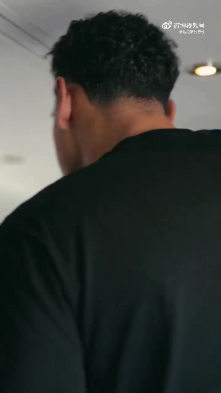 新賽季新氣象啊獨(dú)行俠專機(jī)新裝潢歐文濃眉克萊都驚了