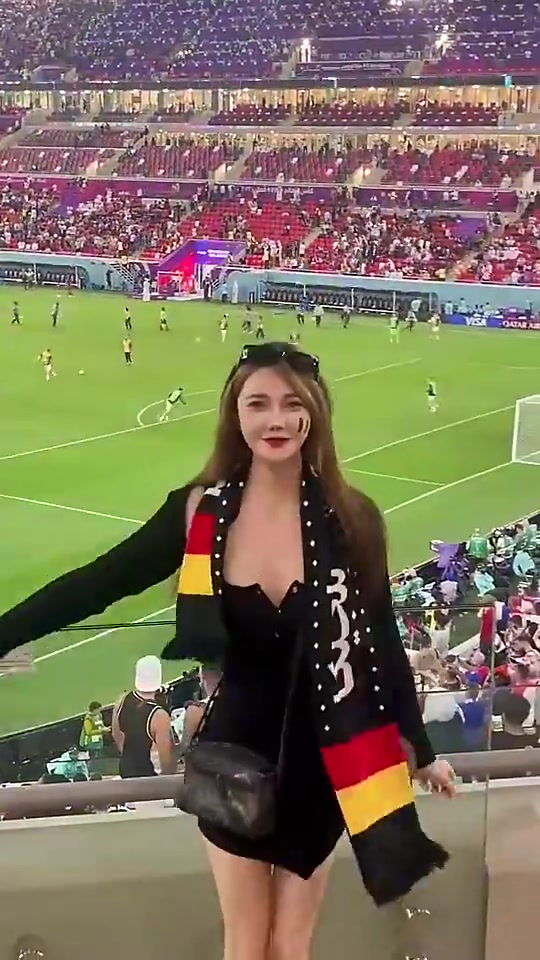場邊的比利時美女球迷實在太養(yǎng)眼了真吸引人
